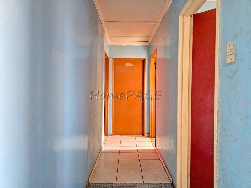 Outjo:  Basic Family Home with flat and double Garage for Sale - Photo 6