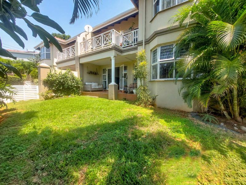 Modern, sleek and recently renovated garden townhouse! - Photo 10