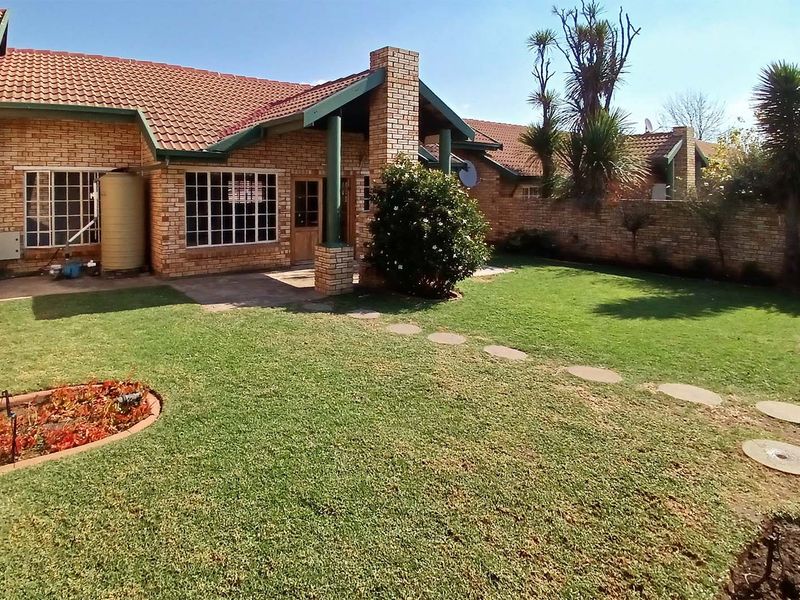 Charming 3-Bedroom Townhouse in Glen Erasmia – Move-In Ready! - Photo 1