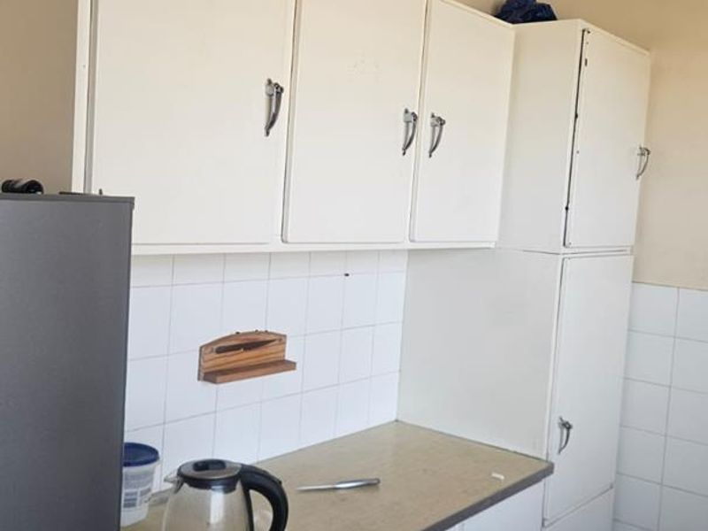 Spacious 2-Bedroom Flat in the Heart of Johannesburg CBD - Photo 5