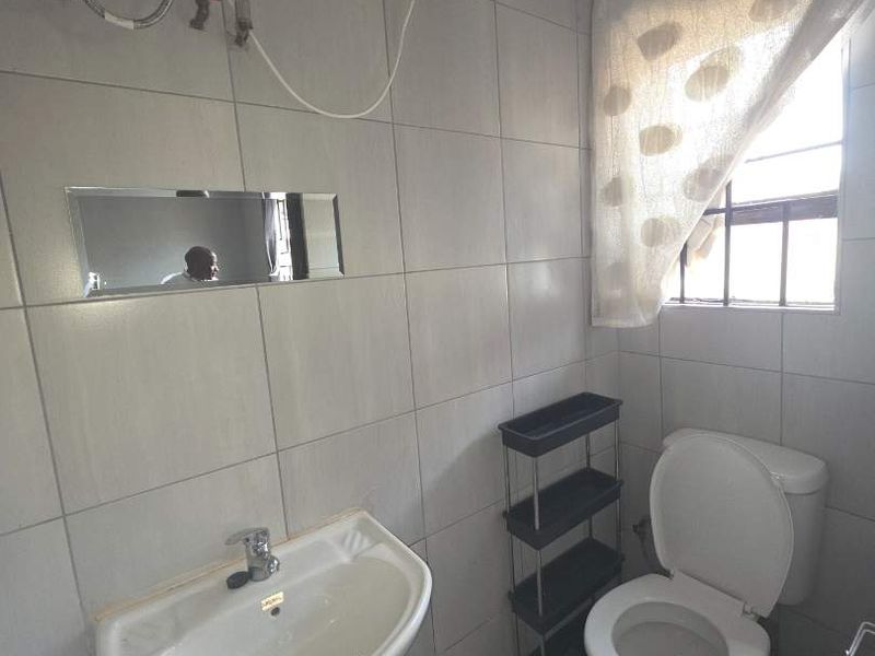 Bachelor to rent in Lotus Gardens - Photo 3