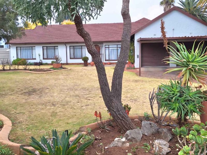 5 Bedroom Property Neat as a Pin!! - Photo 3