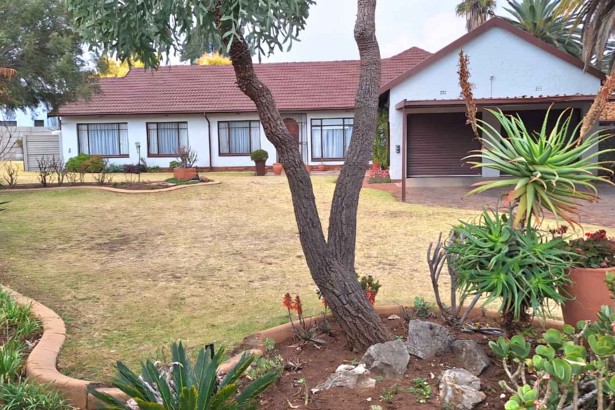 5 Bedroom Property Neat as a Pin!! - Photo 3