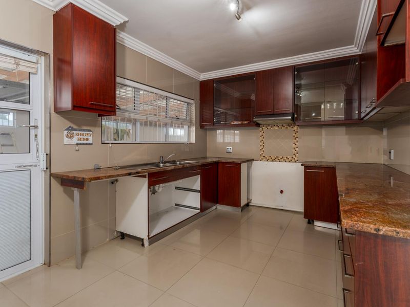 FOR SALE: Stylish 3-Bedroom Home in Desirable Zeekoevlei - Photo 9