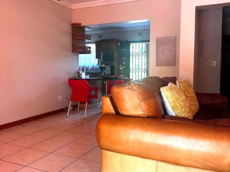 Elegant Townhouse Living with Staff Accommodation & Modern Comforts - Photo 2