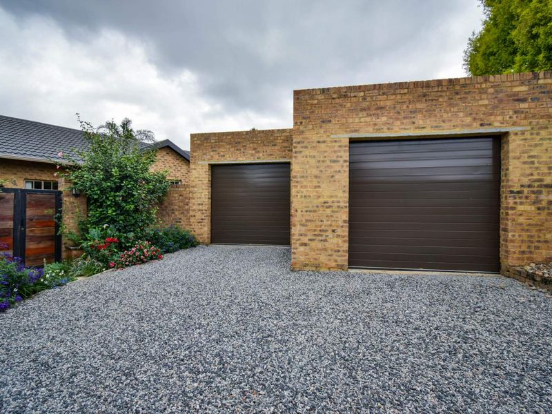 Charming cosy cottage in a quiet street with an artful colourful soul. - Photo 2