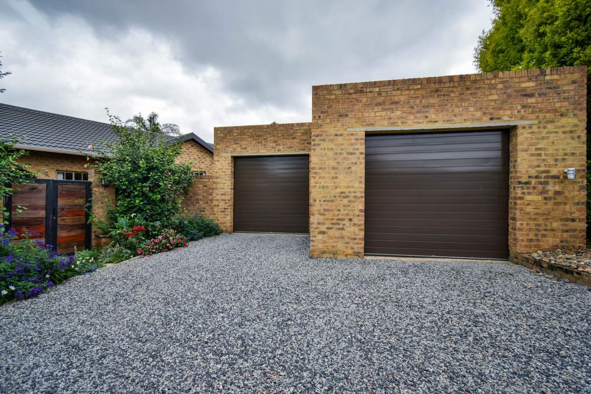 Charming cosy cottage in a quiet street with an artful colourful soul. - Photo 2