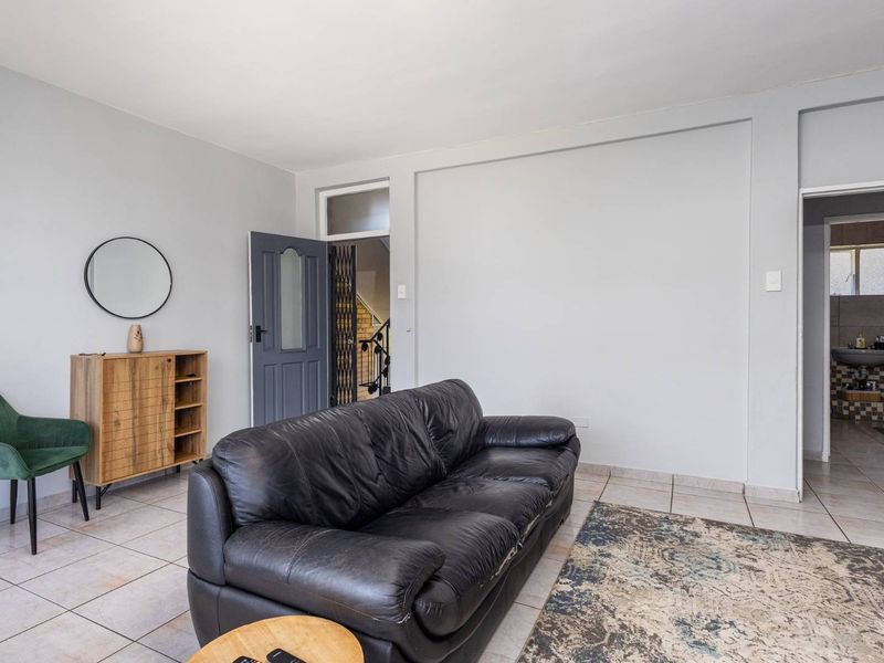 Light-Filled, Move-In Ready Apartment with Modern Finishes - Photo 4