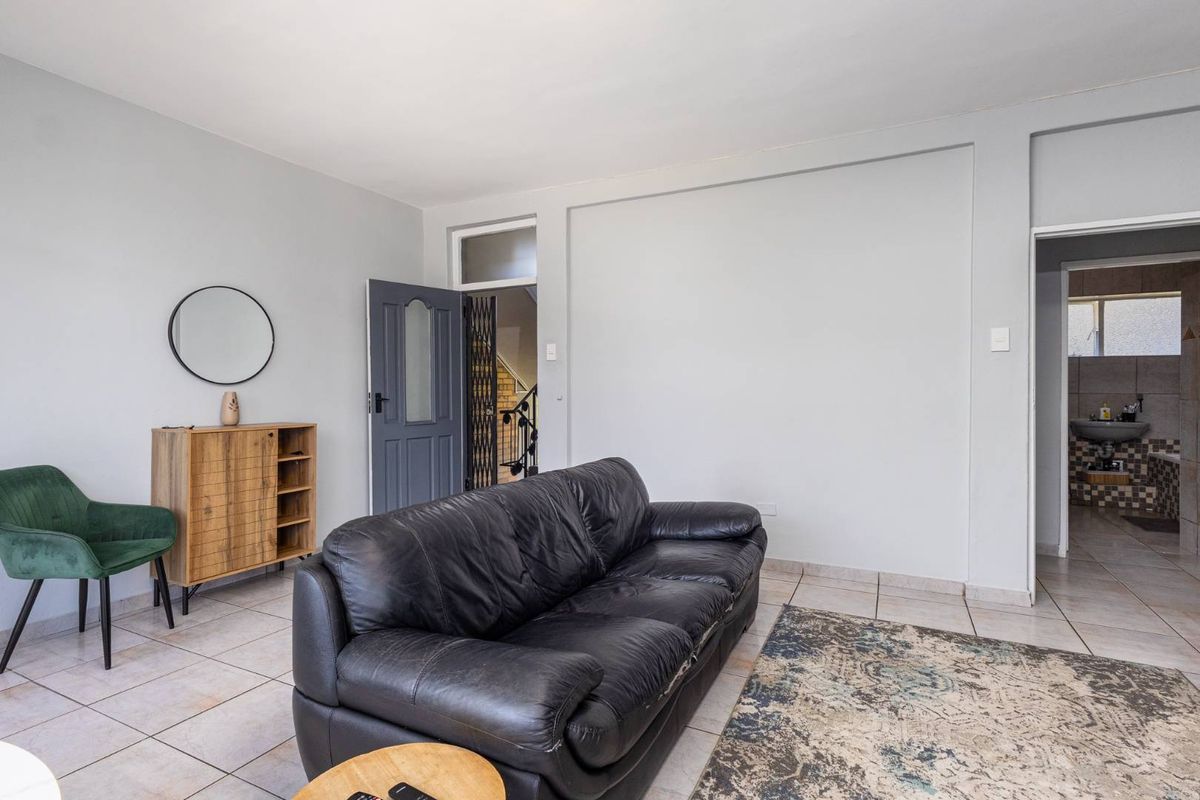 Light-Filled, Move-In Ready Apartment with Modern Finishes - Photo 4