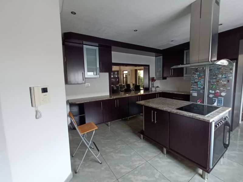 Spacious Neat Executive Home could also be utilised as a BB - Photo 5