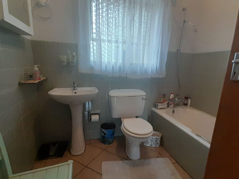 Spacious family home - Photo 9