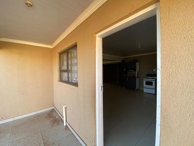 Spacious 3-Bed Home with Double Garage in Empumelweni - Photo 5