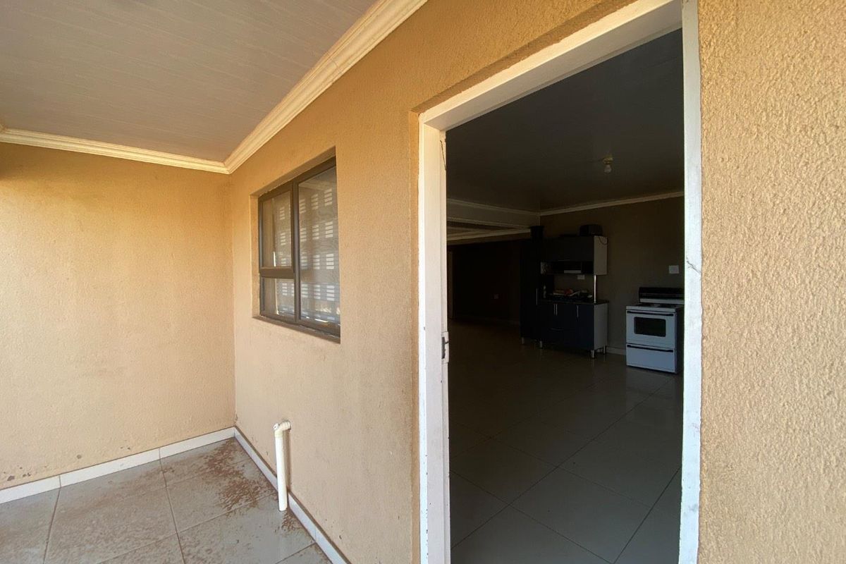 Spacious 3-Bed Home with Double Garage in Empumelweni - Photo 5
