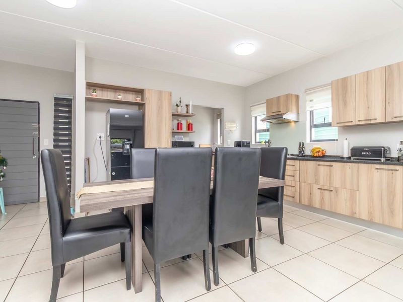 Live The Dream :  Modern Comforts and Ideal Location - Photo 6