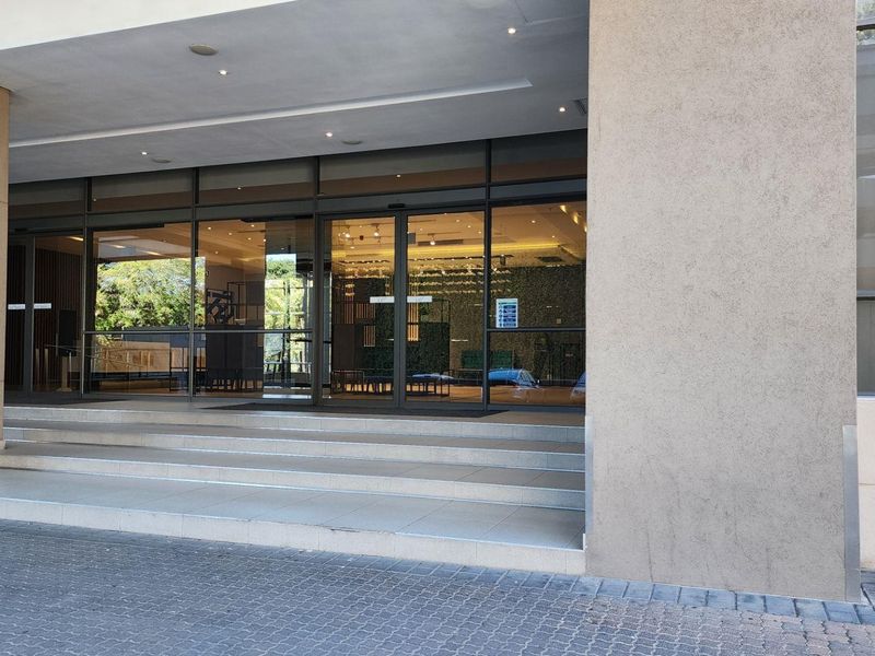 LUXURIOUS DESIGNER STUDIO APARTMENT IN THE ICONIC SANDTON SKYE - Photo 2