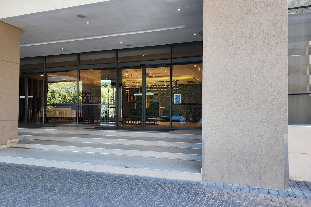 LUXURIOUS DESIGNER STUDIO APARTMENT IN THE ICONIC SANDTON SKYE - Photo 2