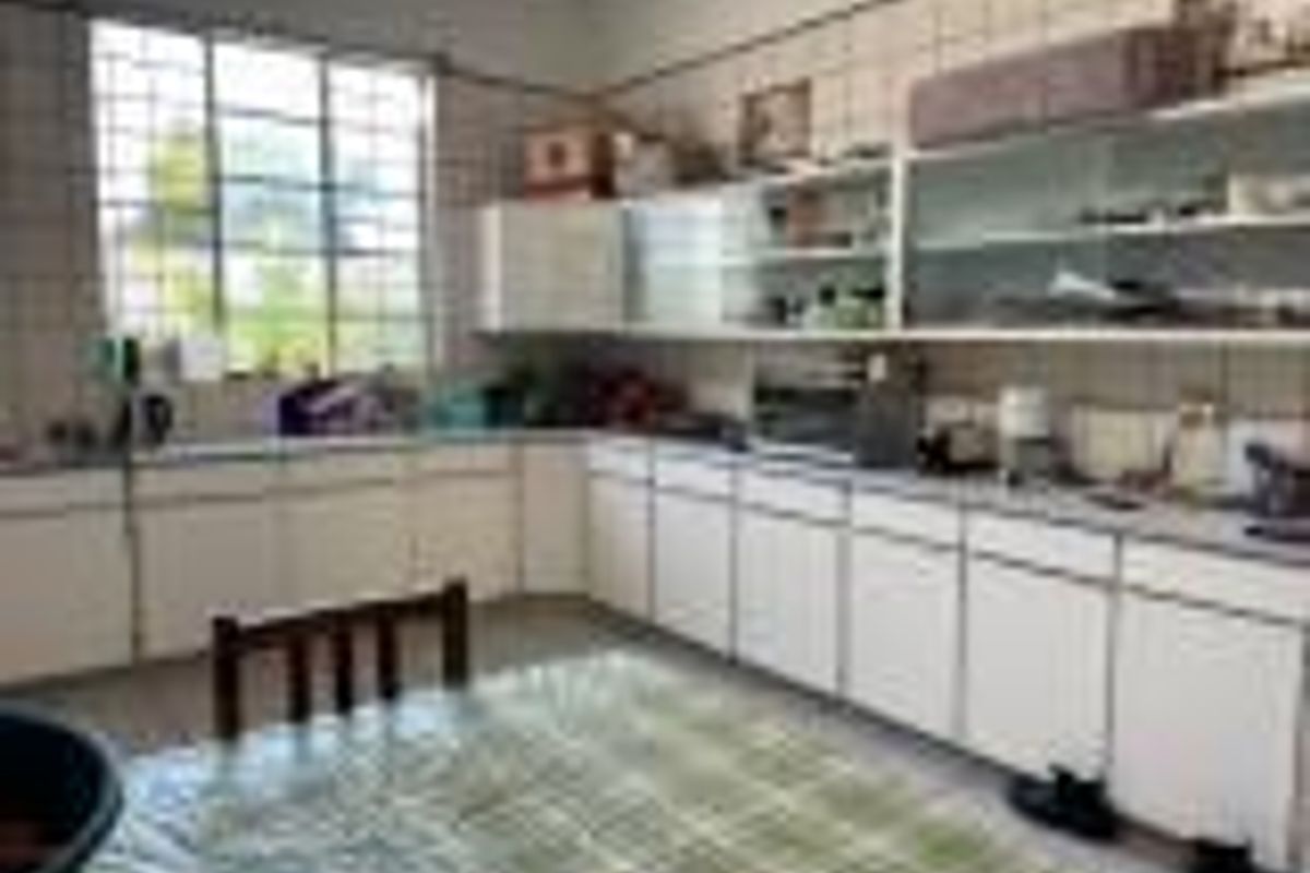 Discover Endless Potential: Home Plus Huge Workshops - Photo 3