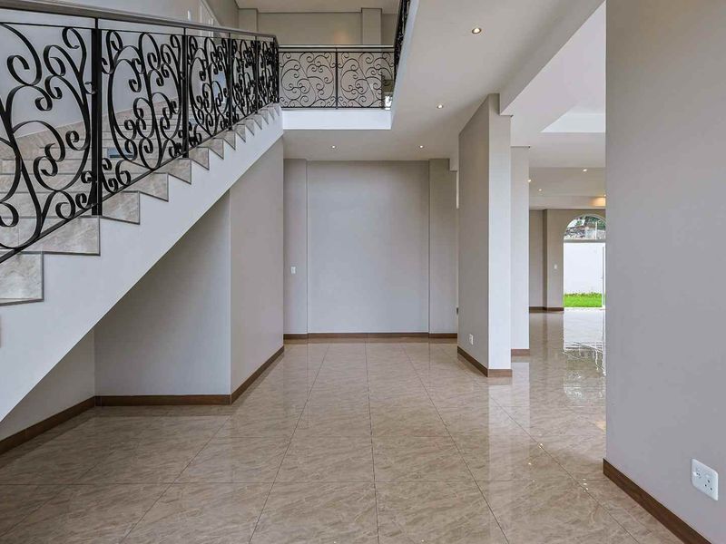 Awesome Property in Waterkloof Heights To Let - Photo 5