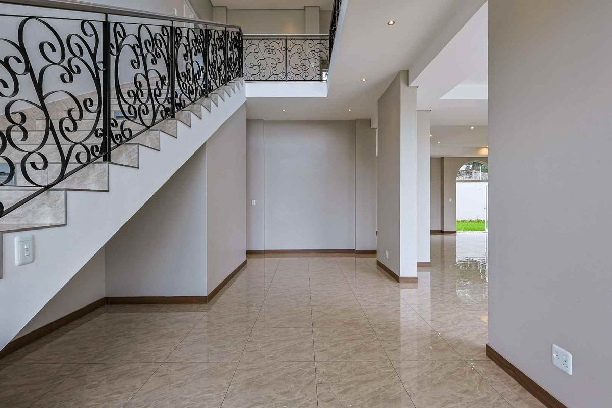 Awesome Property in Waterkloof Heights To Let - Photo 5