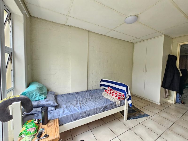 Lovely 2 Bed 1 Bath Apartment open plan living area with kitchenette - Photo 9
