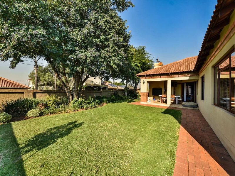 Single-level three bedroom duet in quiet crescent - Moreleta Park - Photo 4