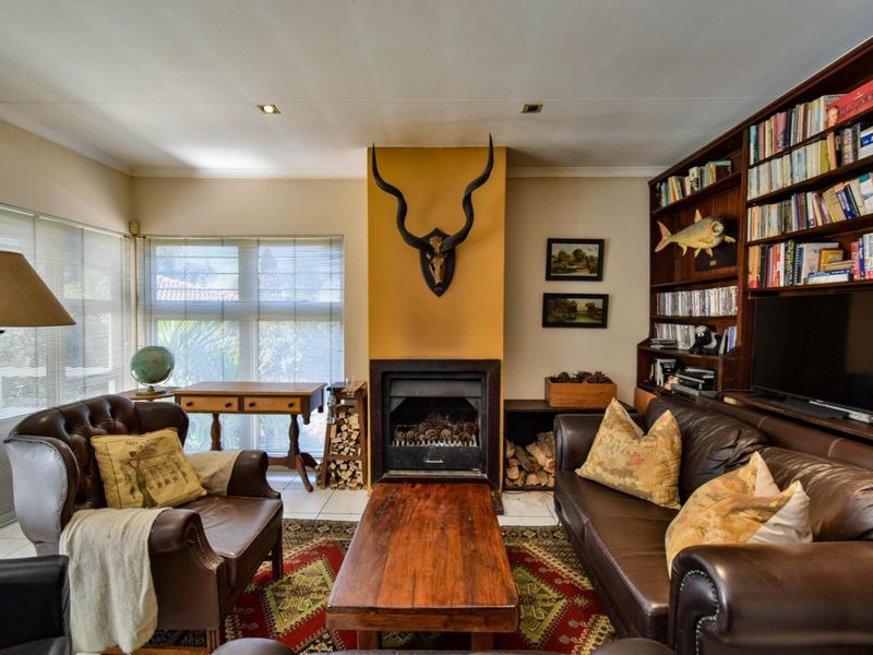 Charming 3-Bedroom Home in Prestigious Waterkloof Ridge - Photo 6