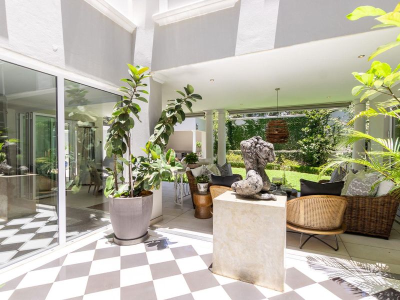 LUXURIOUS 4 BEDROOM FAMILY HOME FOR SALE IN BRYANSTON - Photo 3