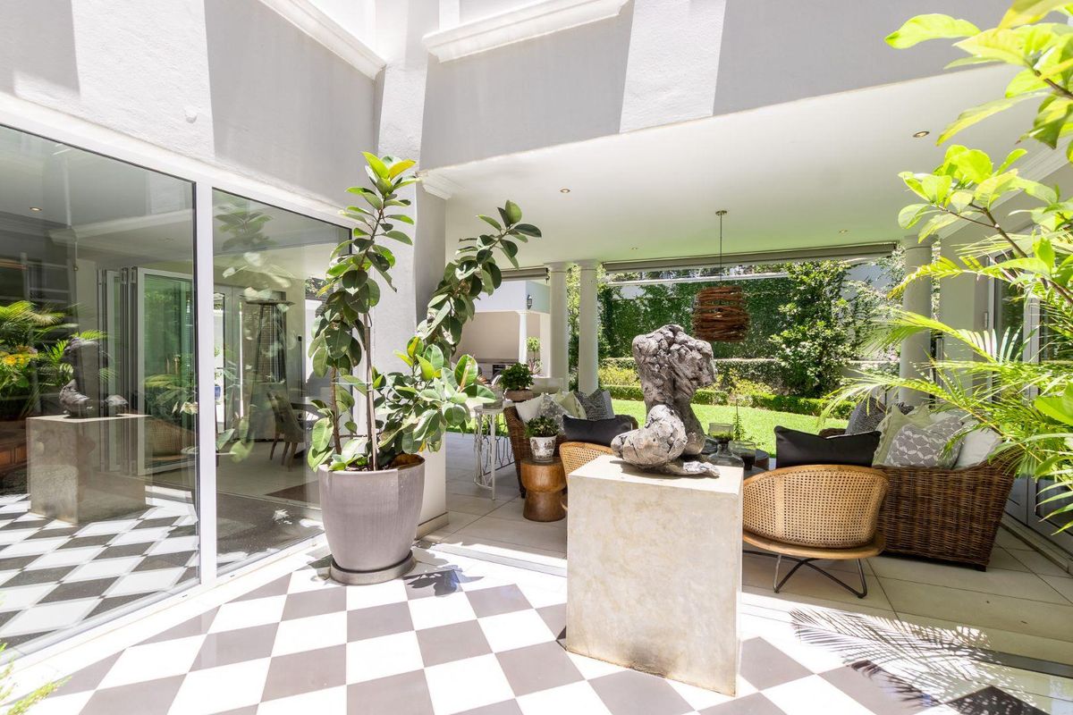 LUXURIOUS 4 BEDROOM FAMILY HOME FOR SALE IN BRYANSTON - Photo 3