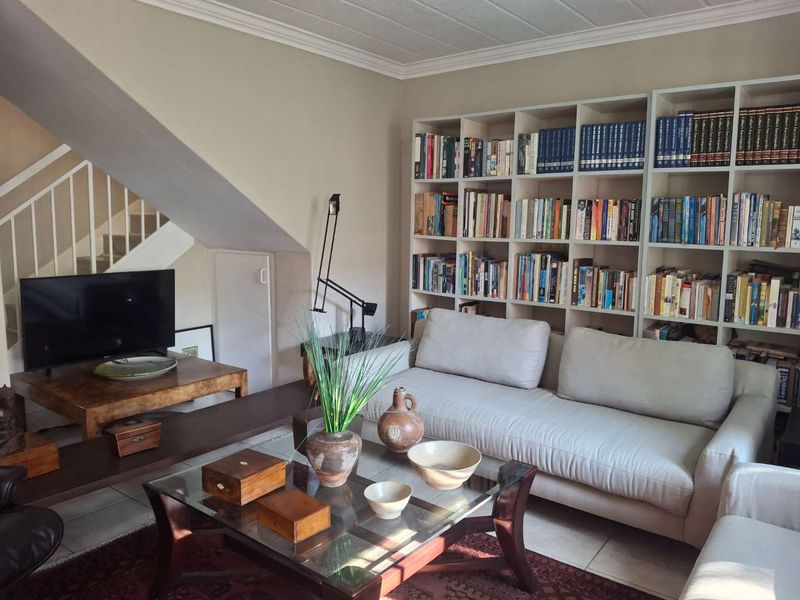 A BEAUTIFUL THREE BEDROOM TOWNHOUSE - Photo 4