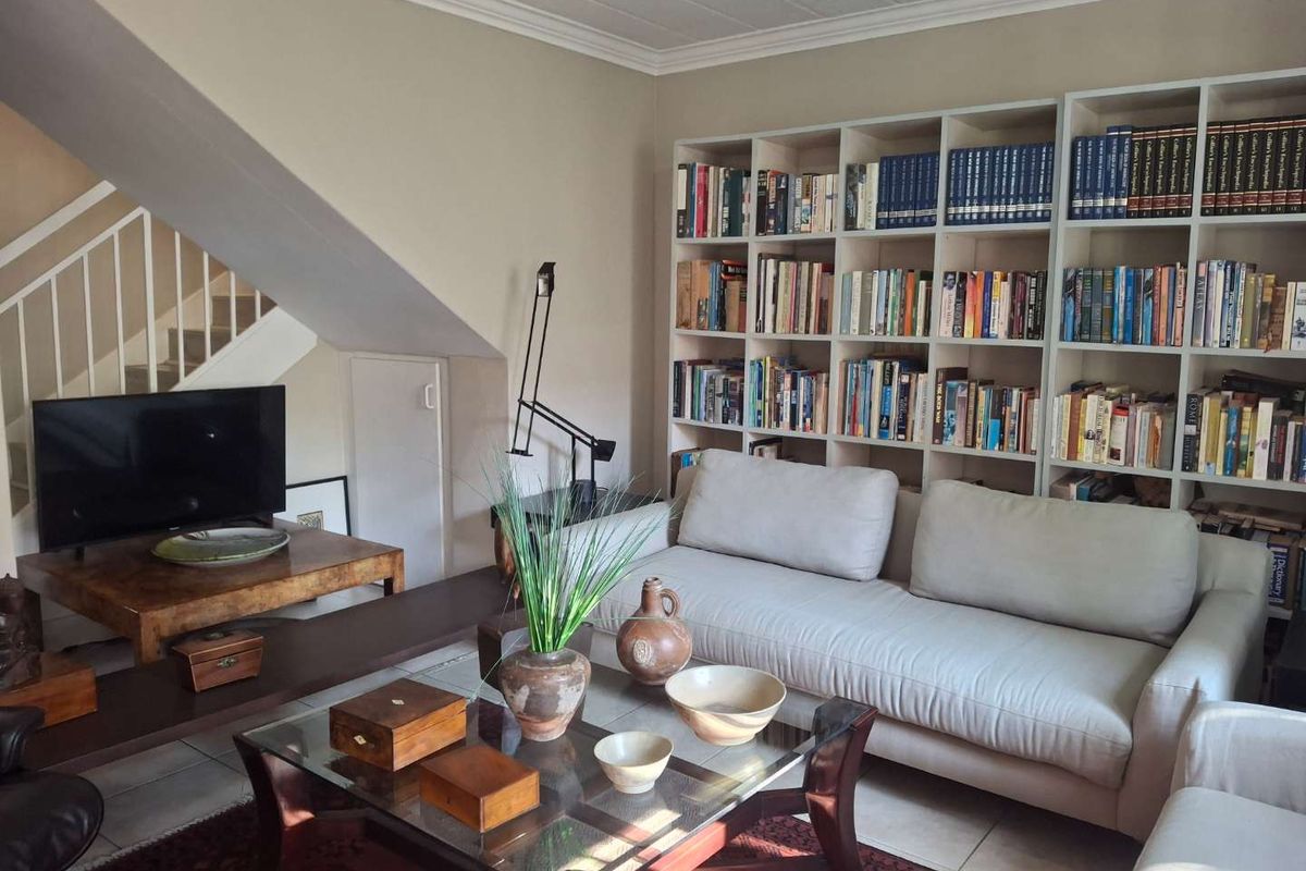 A BEAUTIFUL THREE BEDROOM TOWNHOUSE - Photo 5