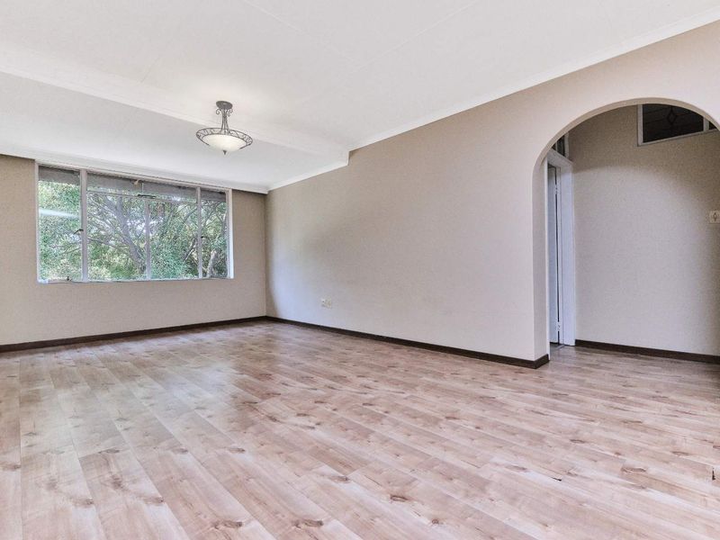 Charming Tudor-Styled 2 Bedroom Apartment in the Heart of Sandown - Photo 6