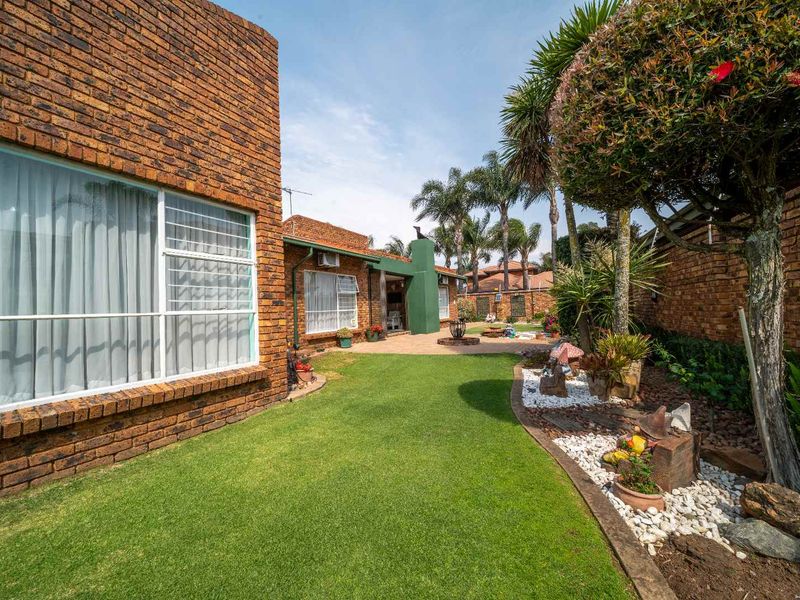 Spacious Sun-Filled 3 Bed, 3.5 Bath Cluster in Beyers Park - Photo 6