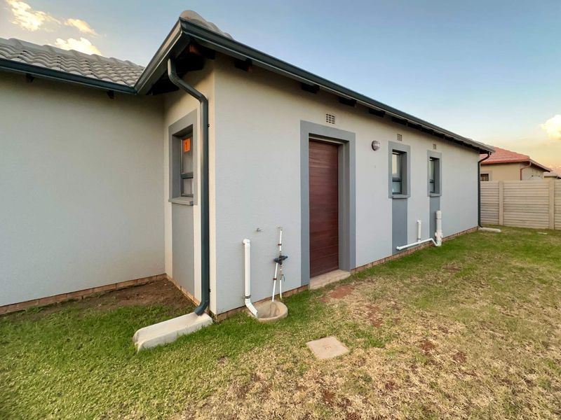 Daveyton NEW MODDER !R932 350 3 beds & 2 baths ! - Photo 2