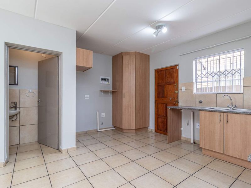 3 Bed 2.5 Bath Duplex To Let in Wilgeheuwel - Photo 7