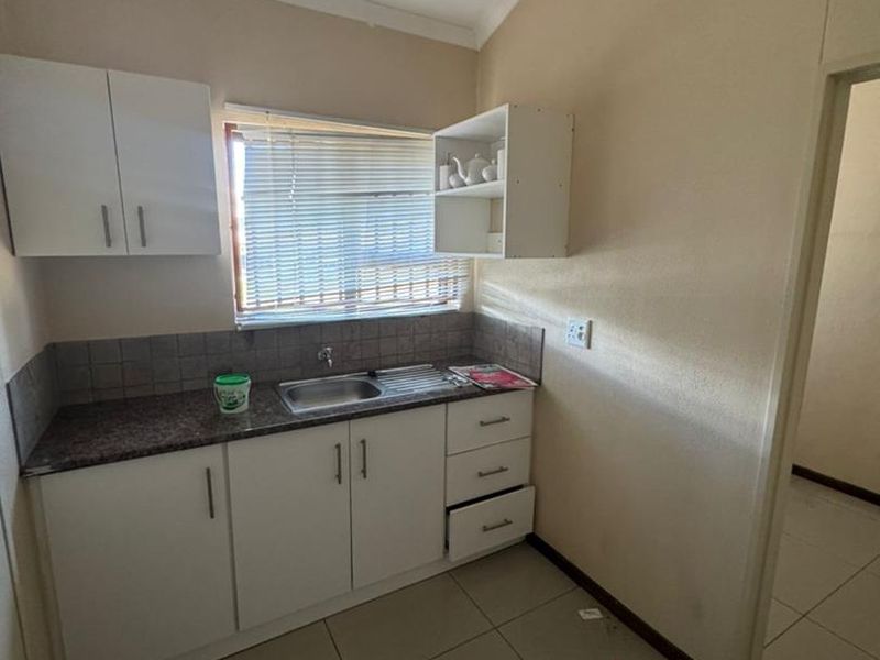 To Let: - Photo 4