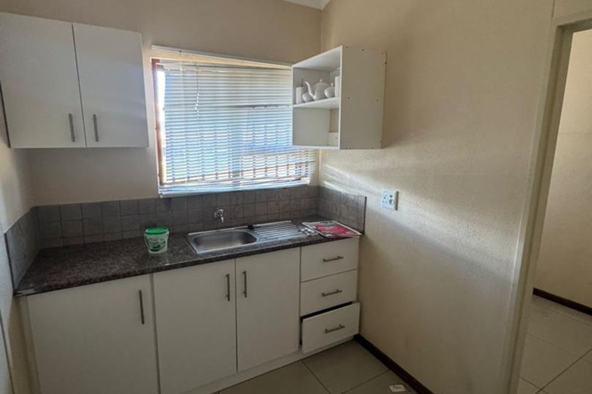 To Let: - Photo 4