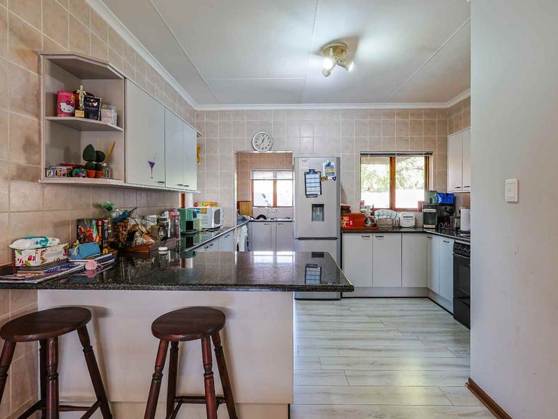 Fully Furnished 2-Bedroom, 2-Bathroom Townhouse in Silver Lakes Golf Estate - Photo 9