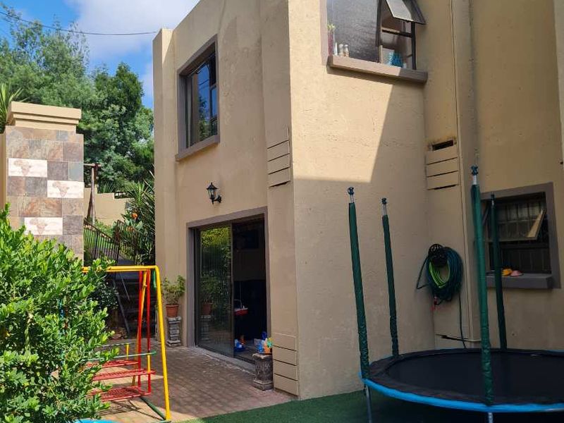 3 STORY CLUSTER HOME - Photo 2