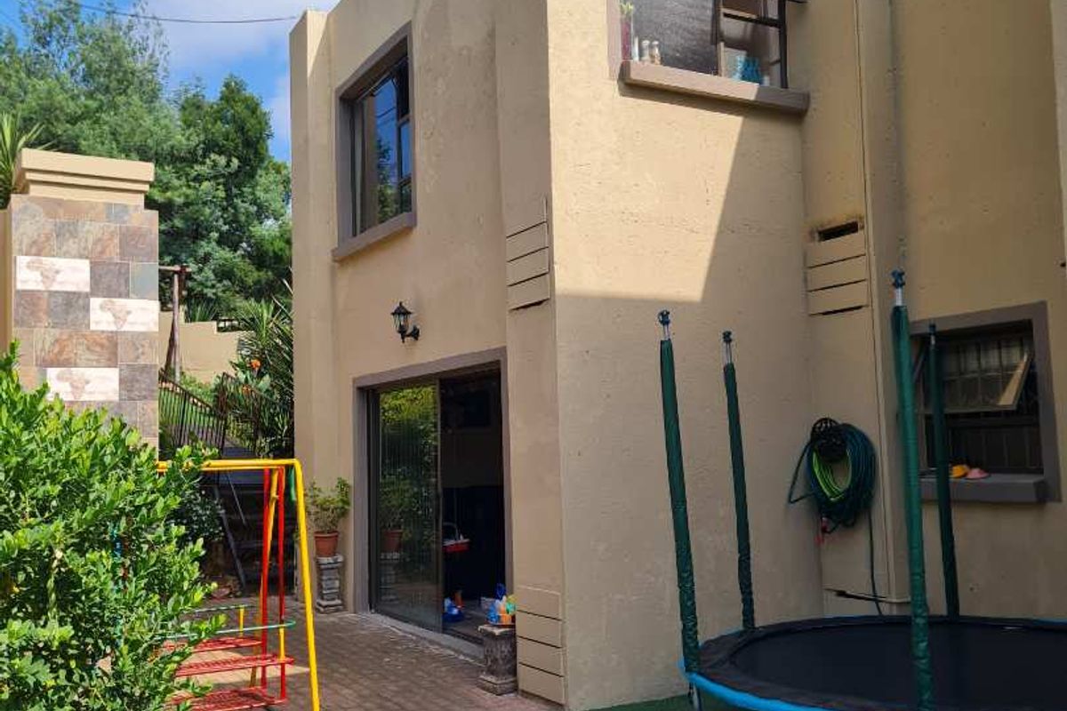 3 STORY CLUSTER HOME - Photo 2