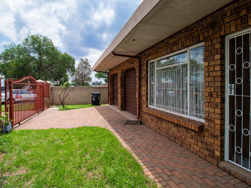 Charming Facebrick home in Mackenzie Park - Photo 4