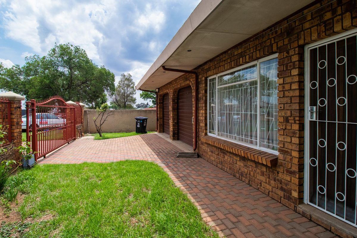 Charming Facebrick home in Mackenzie Park - Photo 4