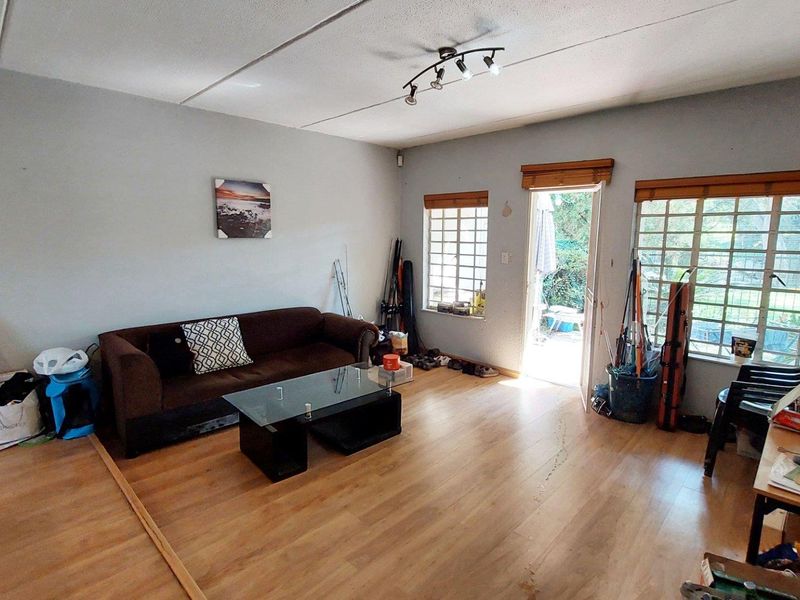 2 bedroom, 1 bathroom Ground Floor apartment with Direct Access to the Spruit - Photo 5