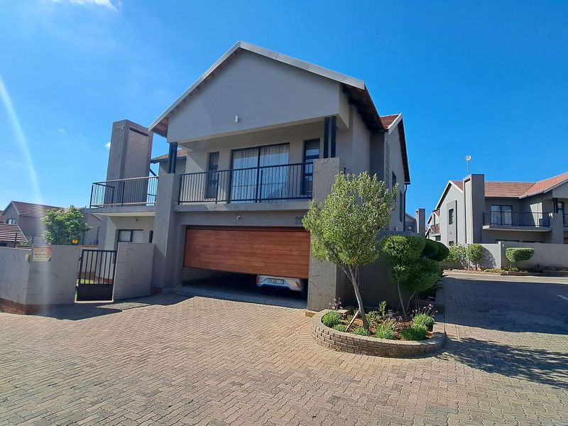 For the connoisseur home buyer who appreciates modern living with sleek style - Photo 2