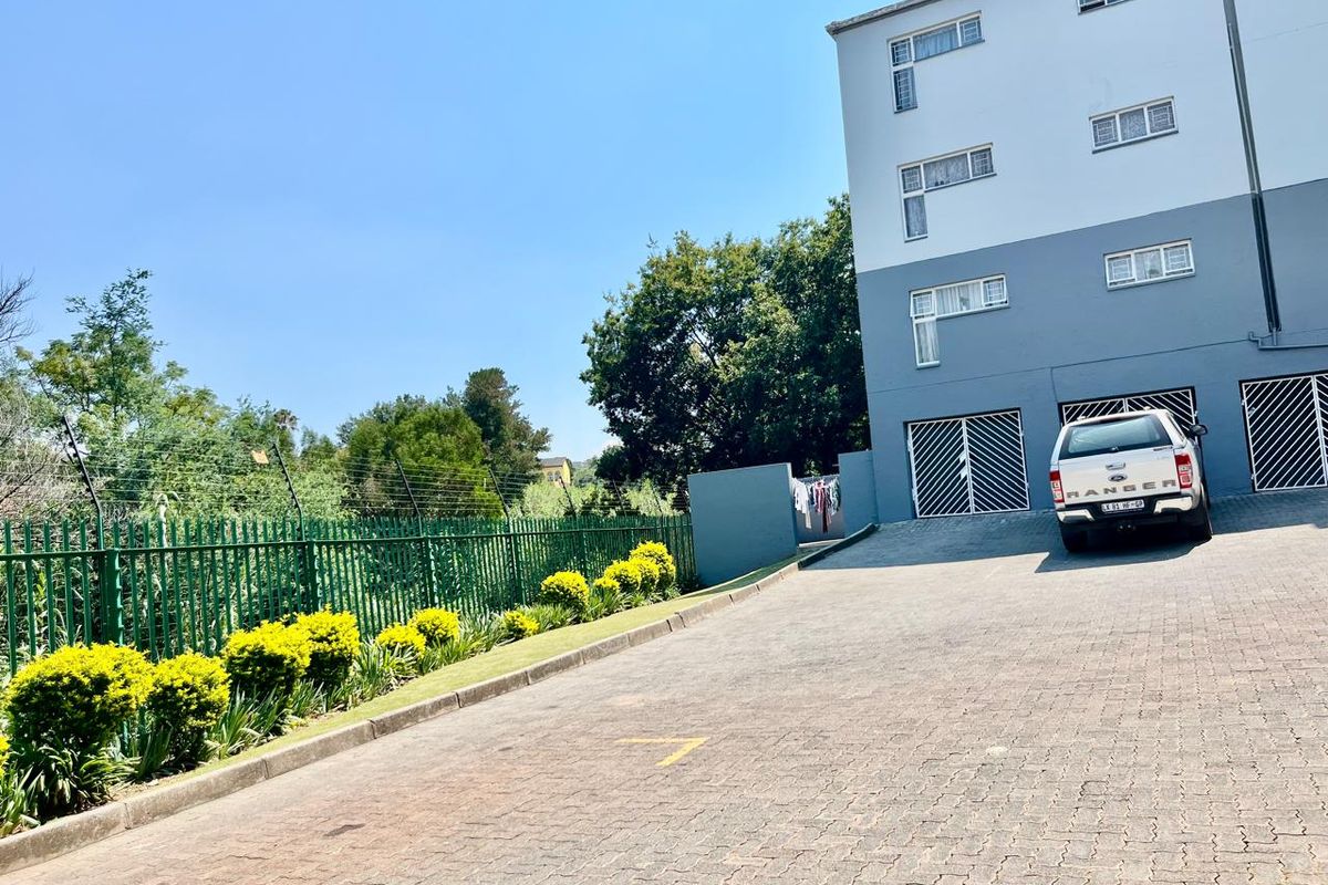 STUNNING  MODERN UNIT - Photo 3