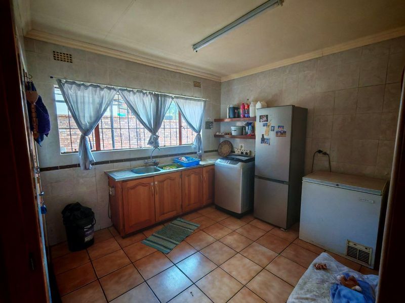 House With Additional Vacant Stand - Photo 10