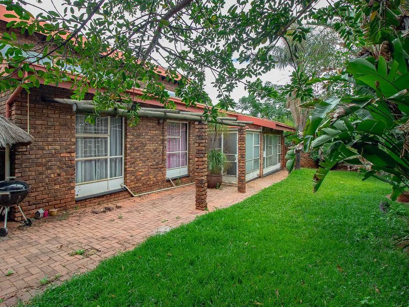 Klinker Brick Family Home with a lovely garden. - Photo 2