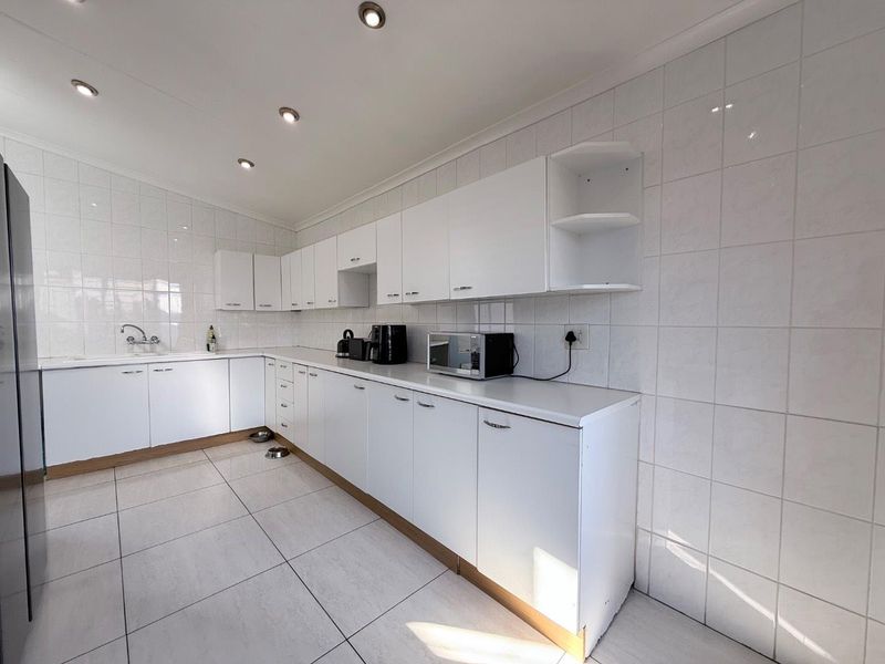 Beautiful Light-Filled Family Home on a Spacious Corner Stand - Photo 5