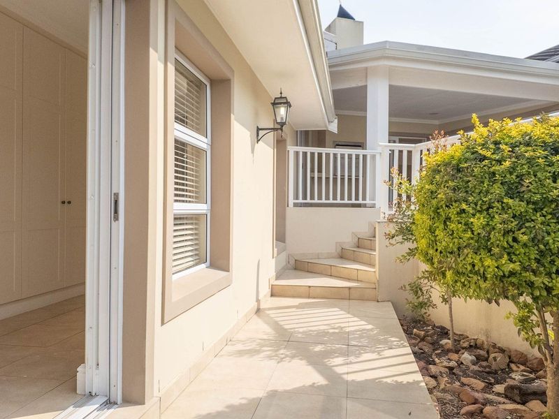 Light, bright and easy to maintain. - Photo 2