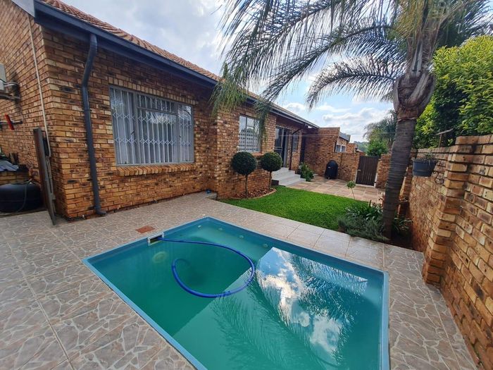 Property #2000660, Townhouse Pending Sale in Hennopspark