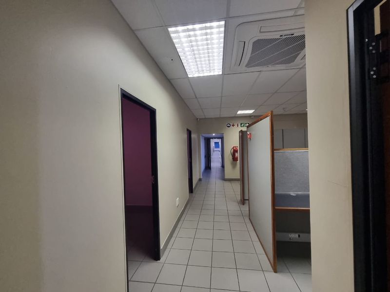 Versatile Industrial Building TO LET with corporate identity - Photo 7